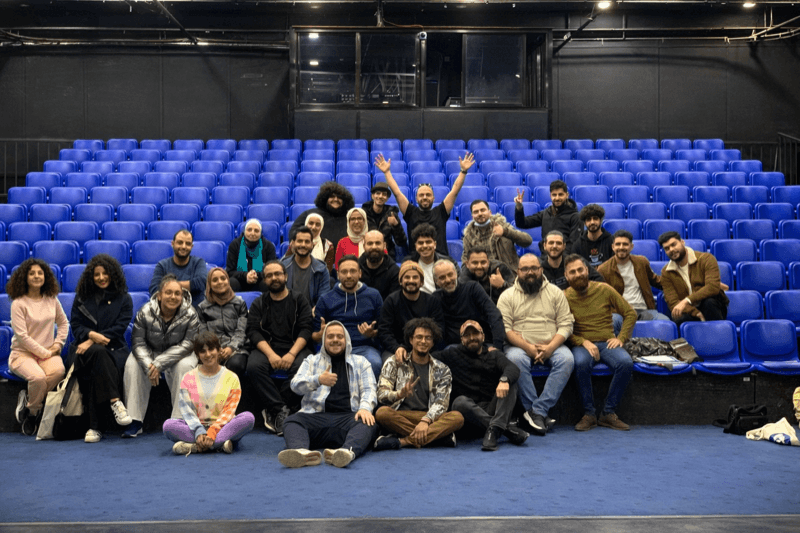 جمهور يضحك في عرض كوميدي